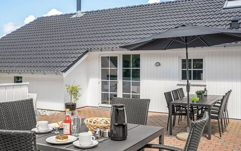 Munder - 1.2Km to the Fjord: Meubilair, Interieur Ontwerp, Flooring, Hout, Verdieping, Plafond, Houten Vloer, Stoel, Tafel, Verlichting