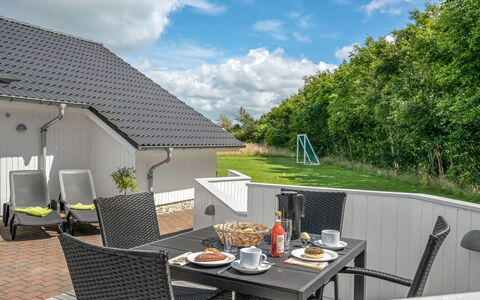 Munder - 1.2Km to the Fjord: Meubilair, Interieur Ontwerp, Flooring, Hout, Verdieping, Plafond, Houten Vloer, Stoel, Tafel, Verlichting