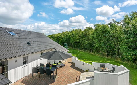 Munder - 1.2Km to the Fjord: Meubilair, Interieur Ontwerp, Flooring, Hout, Verdieping, Plafond, Houten Vloer, Stoel, Tafel, Verlichting