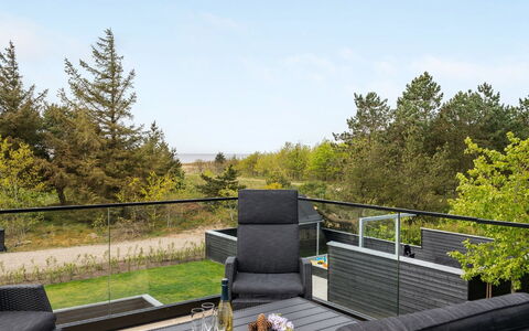 Jonne - 200M to the Fjord: Meubilair, Buitenmeubels, Stoel, Buitentafel, Dek, Balkon, Hardwood, Koffietafel, Tuin, Schaduw