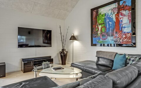 Jonne - 200M to the Fjord: Meubilair, Interieur Ontwerp, Bankstel, Muur, Flooring, Woonkamer, Plafond, Verdieping, Huis, Kamer