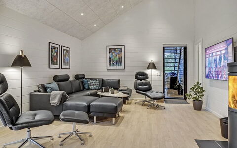 Jonne - 200M to the Fjord: Meubilair, Interieur Ontwerp, Flooring, Bankstel, Verdieping, Hout, Woonkamer, Plafond, Huis, Houten Vloer