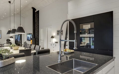 Jonne - 200M to the Fjord: Interieur Ontwerp, Keuken, Countertop, Flooring, Lichte Inrichting, Plafond, Natuurlijk Materiaal, Glas, Cabinetry