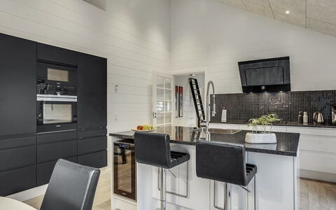 Jonne - 200M to the Fjord: Flooring, Interieur Ontwerp, Hout, Plafond, Verdieping, Meubilair, Keuken, Lichte Inrichting, Countertop, Houten Vloer