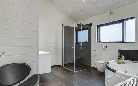 Jonne - 200M to the Fjord: Flooring, Loodgieterswerkinrichting, Interieur Ontwerp, Plafond, Verdieping, Badkamer, Wastafel, Kraan, Loodgieter, Lichte Inrichting