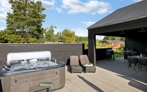 Tinella - 250M to the Fjord: Zwembad, Samengesteld Materiaal, Buitenmeubels, Schaduw, Tuin, Landscaping, Patio, Backyard, Werf, Binnenplaats