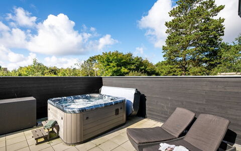 Tinella - 250M to the Fjord: Samengesteld Materiaal, Zwembad, Bad, Buitenmeubels, Jacuzzi, Loodgieterswerkinrichting, Stoel, Schaduw, Ontwerp