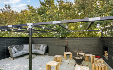 Tinella - 250M to the Fjord: Schaduw, Metaal, Tuin, Ontwerp, Plank, Pergola, Buitenmeubels, Backyard, Binnenplaats
