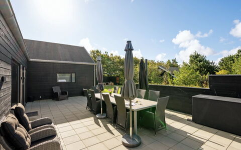 Tinella - 250M to the Fjord: Huis, Architectuur, Dak, Woongebied, Land Lot, Meubilair, Tuin, Buitenmeubels, Verblijf, Schaduw