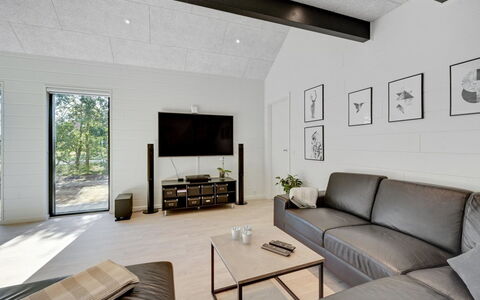Tinella - 250M to the Fjord: Interieur Ontwerp, Flooring, Muur, Hout, Plafond, Meubilair, Verdieping, Bankstel, Woonkamer, Verlichting