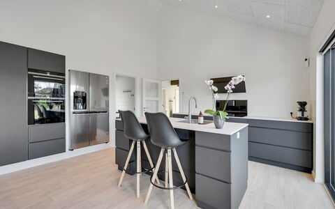 Tinella - 250M to the Fjord: Flooring, Interieur Ontwerp, Keuken, Verdieping, Meubilair, Countertop, Plafond, Cabinetry, Houten Vloer, Huishoudapparatuur