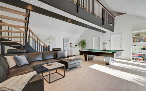 Tinella - 250M to the Fjord: Flooring, Hout, Interieur Ontwerp, Verdieping, Plafond, Huis, Houten Vloer, Woonkamer, Bankstel, Appartement