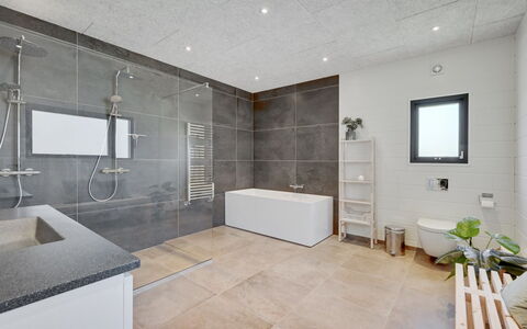 Tinella - 250M to the Fjord: Flooring, Verdieping, Plafond, Interieur Ontwerp, Loodgieterswerkinrichting, Tegel, Kamer, Lichte Inrichting, Badkamer