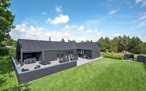 Henrikke - 500M to the Fjord: Meubilair, Interieur Ontwerp, Stoel, Flooring, Tafel, Toevlucht, Verdieping, Plafond, Kamer, Eco Hotel