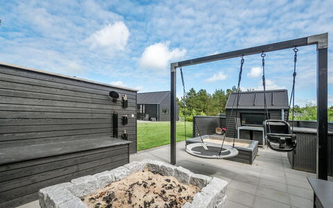 Henrikke - 500M to the Fjord: Meubilair, Interieur Ontwerp, Stoel, Flooring, Tafel, Toevlucht, Verdieping, Plafond, Kamer, Eco Hotel