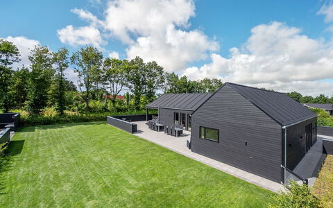 Henrikke - 500M to the Fjord: Meubilair, Interieur Ontwerp, Stoel, Flooring, Tafel, Toevlucht, Verdieping, Plafond, Kamer, Eco Hotel