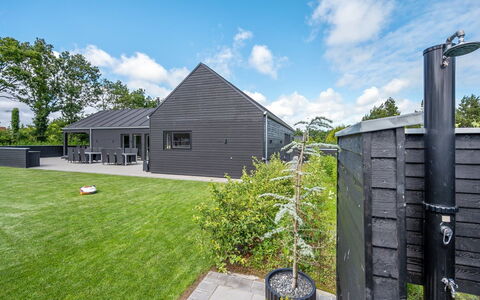 Henrikke - 500M to the Fjord: Meubilair, Interieur Ontwerp, Stoel, Flooring, Tafel, Toevlucht, Verdieping, Plafond, Kamer, Eco Hotel