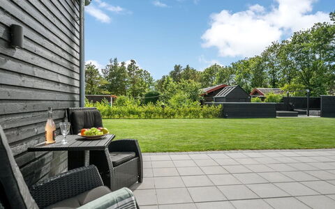 Henrikke - 500M to the Fjord: Buitenmeubels, Huis, Tuin, Groundcover, Siding, Gazon, Werf, Schaduw, Landscaping, Stoel