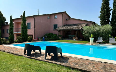 Villa Carsuga: Fabriek, Lucht, Eigendom, Water, Gebouw, Azure, Boom, Schaduw, Buitenmeubels, Zwembad