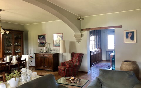 Villa Carsuga: Meubilair, Fotolijst, Bankstel, Tafel, Hout, Verlichting, Interieur Ontwerp, Stoel, Verdieping, Woonkamer