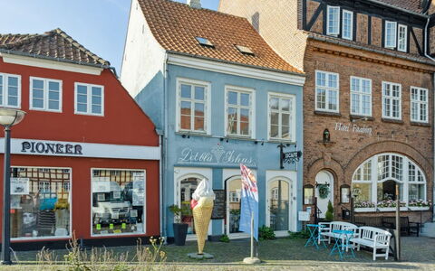 Blakke - 200M from the Sea: Hout, Meubilair, Appartement, Kamer, Plafond, Beits, Stoel, Hardwood, Vernis, Timmerhout