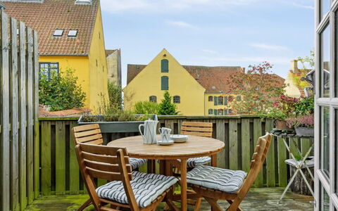 Blakke - 200M from the Sea: Hout, Meubilair, Appartement, Kamer, Plafond, Beits, Stoel, Hardwood, Vernis, Timmerhout
