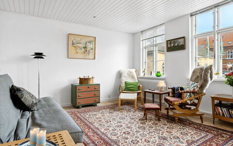 Blakke - 200M from the Sea: Hout, Meubilair, Appartement, Kamer, Plafond, Beits, Stoel, Hardwood, Vernis, Timmerhout
