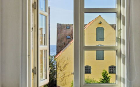 Blakke - 200M from the Sea: Hout, Meubilair, Appartement, Kamer, Plafond, Beits, Stoel, Hardwood, Vernis, Timmerhout