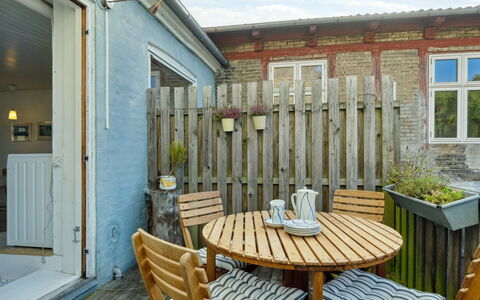 Blakke - 200M from the Sea: Hout, Meubilair, Appartement, Kamer, Plafond, Beits, Stoel, Hardwood, Vernis, Timmerhout