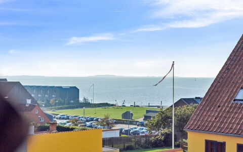 Blakke - 200M from the Sea: Hout, Meubilair, Appartement, Kamer, Plafond, Beits, Stoel, Hardwood, Vernis, Timmerhout