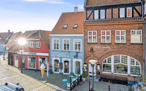 Blakke - 200M from the Sea: Hout, Meubilair, Appartement, Kamer, Plafond, Beits, Stoel, Hardwood, Vernis, Timmerhout