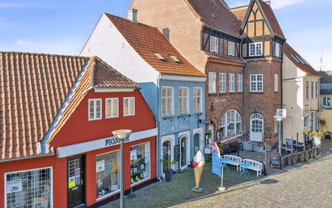 Blakke - 200M from the Sea: Hout, Meubilair, Appartement, Kamer, Plafond, Beits, Stoel, Hardwood, Vernis, Timmerhout