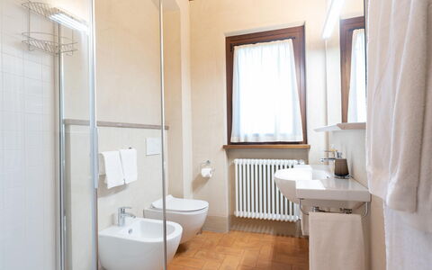 Villa Bartolomeo: Eigendom, Loodgieterswerkinrichting, Venster, Kraan, Gordijn, Interieur Ontwerp, Architectuur, Badkamer, Verlichting