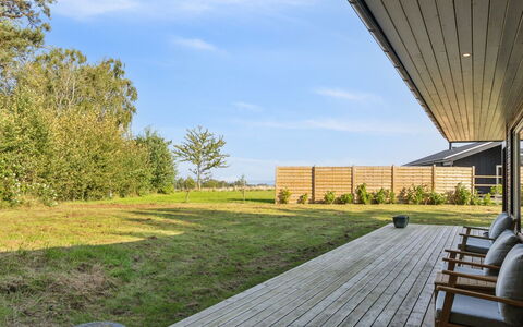 Uma - 1.5Km from the Sea: Dak, Huis, Deur, Verblijf, Schaduw, Siding, Werf, Landgoed, Backyard