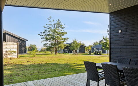 Uma - 1.5Km from the Sea: Dak, Huis, Deur, Verblijf, Schaduw, Siding, Werf, Landgoed, Backyard