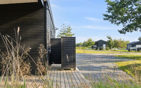 Uma - 1.5Km from the Sea: Dak, Huis, Deur, Verblijf, Schaduw, Siding, Werf, Landgoed, Backyard