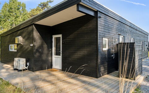 Uma - 1.5Km from the Sea: Dak, Huis, Deur, Verblijf, Schaduw, Siding, Werf, Landgoed, Backyard