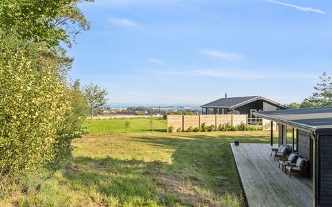 Uma - 1.5Km from the Sea: Dak, Huis, Deur, Verblijf, Schaduw, Siding, Werf, Landgoed, Backyard