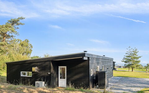 Uma - 1.5Km from the Sea: Dak, Huis, Deur, Verblijf, Schaduw, Siding, Werf, Landgoed, Backyard