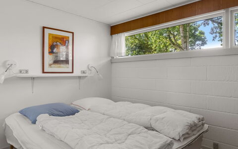 Thara - 100M from the Sea: Interieur Ontwerp, Flooring, Plafond, Verdieping, Slaapkamer, Bed, Meubilair, Kamer, Laken, Bedding