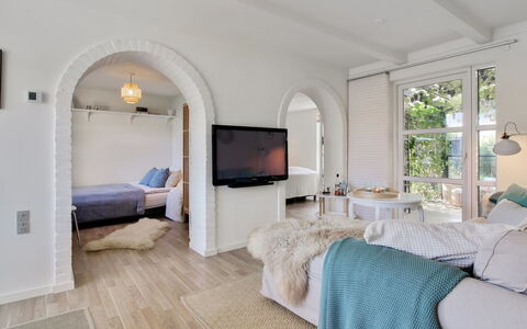 Thorgny - 900M from the Sea: Plafond, Flooring, Interieur Ontwerp, Verdieping, Samengesteld Materiaal, Meubilair, Toevlucht, Hotel, Ontwerp, Daylighting