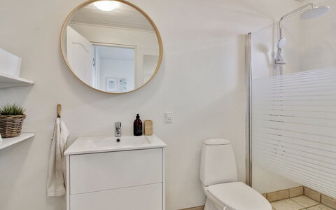 Thorgny - 900M from the Sea: Plafond, Flooring, Interieur Ontwerp, Verdieping, Samengesteld Materiaal, Meubilair, Toevlucht, Hotel, Ontwerp, Daylighting