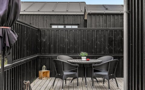Malomir - 500M from the Sea: Plafond, Flooring, Interieur Ontwerp, Verdieping, Samengesteld Materiaal, Meubilair, Toevlucht, Hotel, Ontwerp, Daylighting