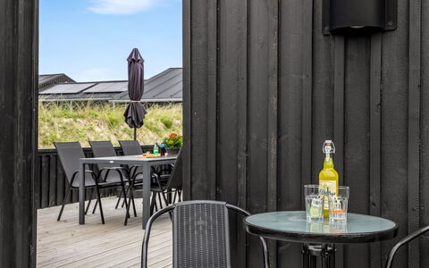 Malomir - 500M from the Sea: Plafond, Flooring, Interieur Ontwerp, Verdieping, Samengesteld Materiaal, Meubilair, Toevlucht, Hotel, Ontwerp, Daylighting