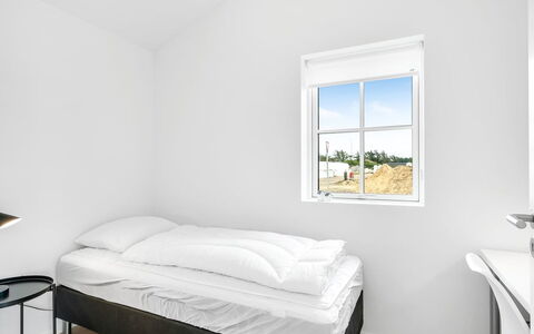 Malomir - 500M from the Sea: Freezing, Daylighting, Winter, Slaapkamer, Sneeuw, Bedding, Ijskap, Bed