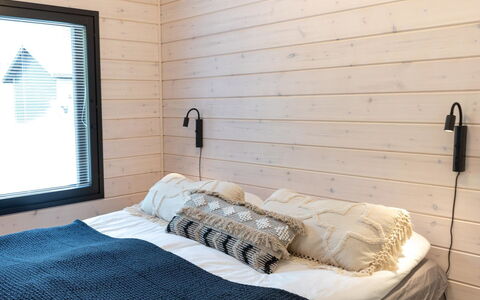 Saanan Helmi: Hout, Plank, Slaapkamer, Hardwood, Beits, Linens, Bedding, Bed Frame, Houten Vloer, Laken