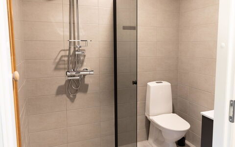 Saanan Helmi: Wc Bril, Toilet, Badkamer, Flooring, Loodgieterswerkinrichting, Muur, Verdieping, Interieur Ontwerp, Loodgieter, Tegel