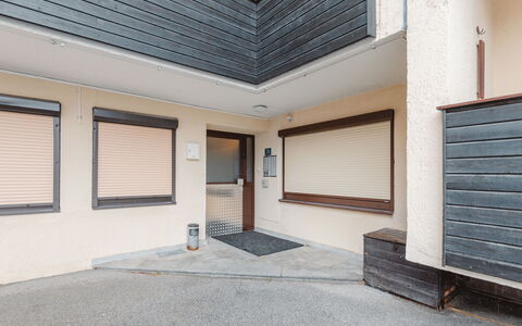 Unser Glück in Den Bergen: Gebouw, Venster, Hout, Interieur Ontwerp, Schaduw, Verdieping, Flooring, Condominium, Steen