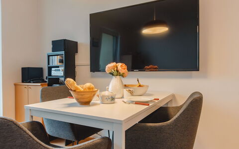 Unser Glück in Den Bergen: Tafel, Meubilair, Eigendom, Comfort, Stoel, Hout, Verlichting, Rechthoek, Fotolijst, Interieur Ontwerp
