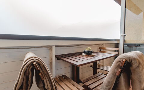 Unser Glück in Den Bergen: Tafel, Meubilair, Hout, Comfort, Gebouw, Flooring, Buitenmeubels, Interieur Ontwerp, Verdieping, Hardwood